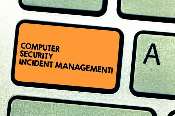 Handskrift text Computer Security Incident Management. Begreppet mening säker cyber teknik analysisaging tangent avsikt att skapa dator meddelande genom att trycka på knappsatsen idé. — Stockfoto