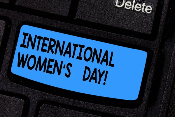 Opmerking weergegeven: Internationale Vrouwendag S schrijven. Zakelijke foto presentatie van internationale viering voor toets op het toetsenbord womens prestatie wil computer bericht te drukken toetsenblok idee maken. — Stockfoto