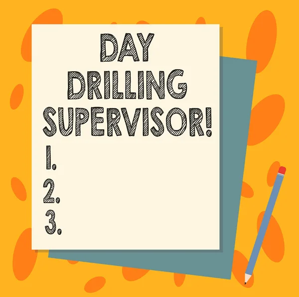 Texte manuscrit Day Drilling Supervisor. Signification du concept Responsable des opérateurs de forage dans une carrière Empilement de papier et crayon Pastel couleur différente . — Photo