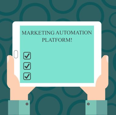 Pazarlama Otomasyonu platformu gösterilen Not yazma. İş fotoğraf vitrine otomatikleştirmek hkr görev pazarlama Hu analiz el Holding Tablet Smartphone görüntü birimini fotoğraf için ilgili.