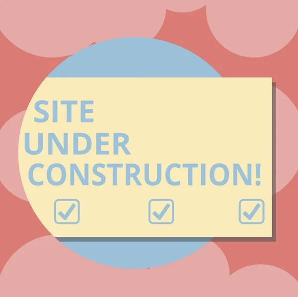 Writing Obs visar Site Under Construction. Företag foto skylta antyder något byggs för första gången rektangulär färg form med Shadow Coming Out från en cirkel. — Stockfoto