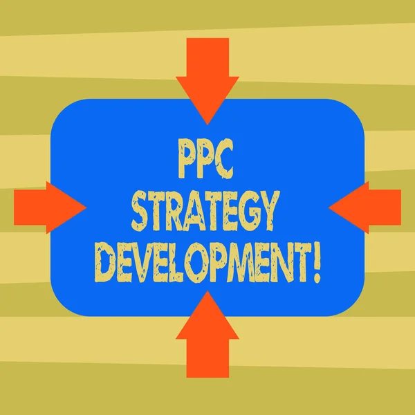 Tekst teken weergegeven: Ppc strategie ontwikkeling. Conceptuele foto te ontwikkelen van een plan van actie om te bouwen van effectieve Ppc Arrows op vier kanten van lege rechthoekige Shape wijst naar binnen foto. — Stockfoto