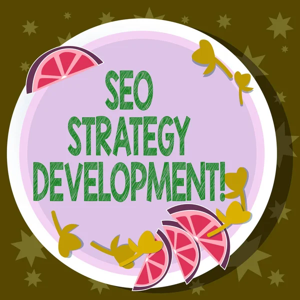 Texte écrit Seo Strategy Development. Concept d'affaires pour le processus d'organisation d'un site Web s est contenu Découpes de tranches de lime Wedge et feuilles d'herbes sur plaque de couleur ronde vierge . — Photo