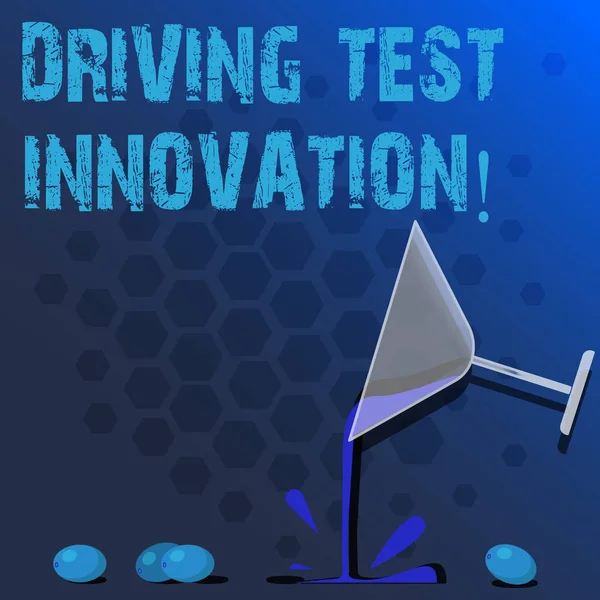 Texto para escrita de palavras Driving Test Innovation. Conceito de negócio para avaliação e teste de carro Adiantamento antes de comprá-lo Cocktail Wine Glass verter líquido com Splash Grapes e foto Sombra . — Fotografia de Stock