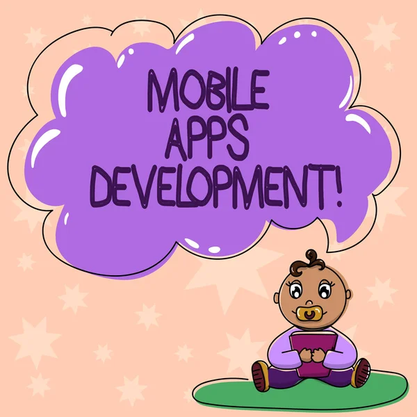 Texto para escrita de palavras Mobile Apps Development. Conceito de negócio para o processo de desenvolvimento de aplicativo móvel para dispositivos digitais Baby Sitting on Rug com livro de chupeta e bolha de fala em nuvem de cor branca . — Fotografia de Stock