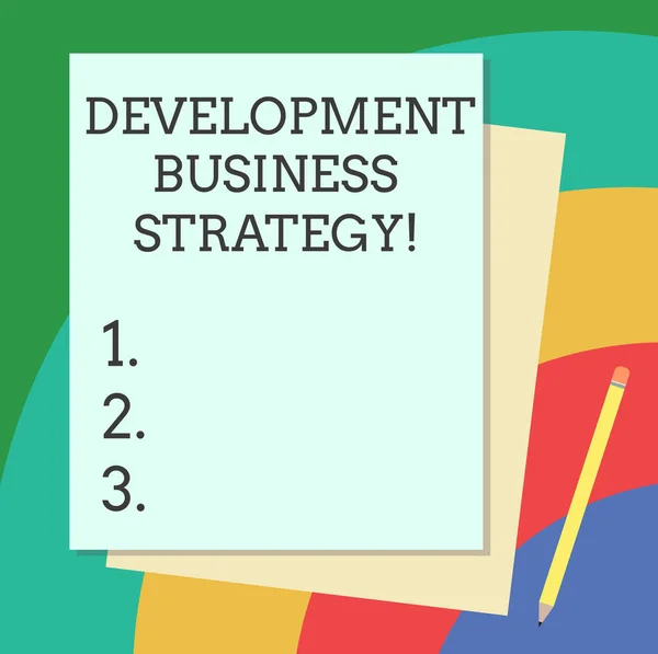 Escritura de palabras Desarrollo de texto Estrategia de Negocios. Concepto de negocio para la planificación de negocios a largo plazo Plan estratégico Pila de papel de enlace de construcción de diferentes colores pastel y lápiz . —  Fotos de Stock