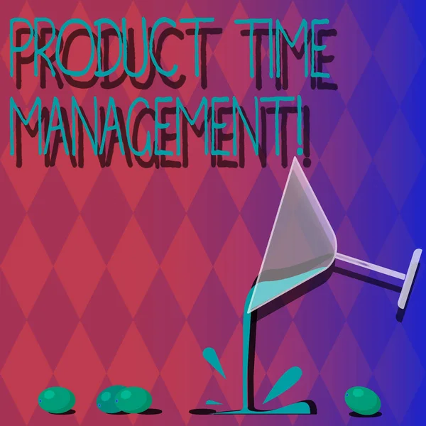 Texto de caligrafia Product Time Management. Conceito que significa organizar, planejar e analisar o tempo efetivamente Copo de vinho Cocktail derramando líquido com uvas de salpicos e foto sombra . — Fotografia de Stock