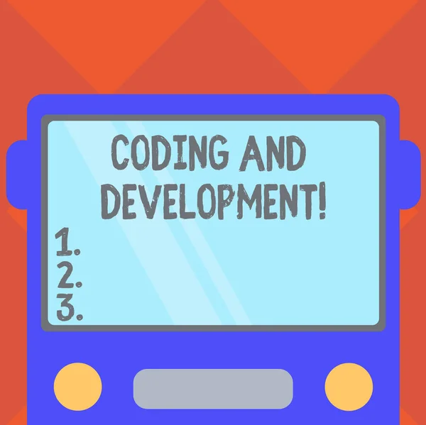 Escritura a mano de texto de codificación y desarrollo. Concepto que significa programar o crear un software o cualquier aplicación Vista frontal plana dibujada del autobús con pantalla de color en blanco que refleja . — Foto de Stock