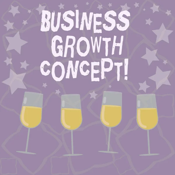 ビジネス成長の概念を示すメモを書きます。ビジネス写真成功をいっぱい紙吹雪脚付きグラスとして星とのカクテル ワインのガラスのいくつかの測定を改善するプロセスを紹介. — ストック写真