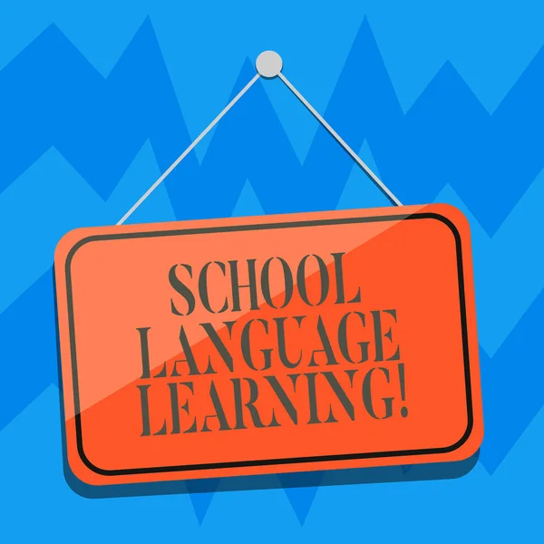 Szöveg jel mutatja az iskolai nyelvtanulás. Ahol egy tanul idegen nyelvet üres lógó színes ajtó ablak indítótárcsa-val elmélkedés String és Tack fogalmi fotó iskola. — Stock Fotó