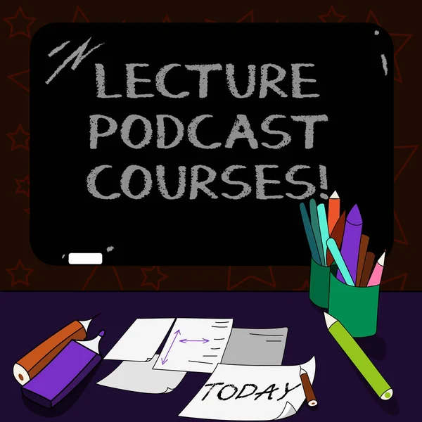 Escrevendo nota mostrando Cursos Podcast Palestra. Foto de negócios mostrando a distribuição on-line de material de palestra gravado Montado Blackboard com Chalk Writing Tools Folhas na mesa . — Fotografia de Stock