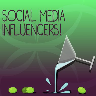 Sosyal medya Influencers gösterilen Not yazma. Kim onların bilgi kokteyl şarap cam dökme Splash üzüm ve gölge ile bir üne sahiptir gösterilen vitrine iş fotoğraf.