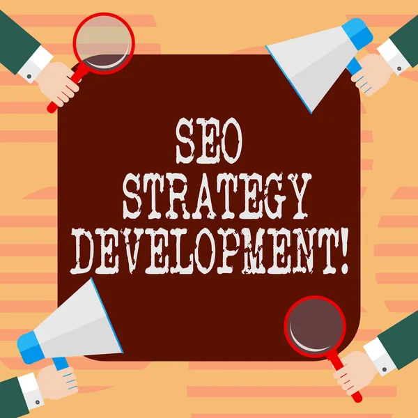 Texto para escrita de palavras Seo Strategy Development. Conceito de negócio para o processo de organização de um site s é conteúdo Hu análise mãos cada segurando lupa e megafone em 4 cantos . — Fotografia de Stock