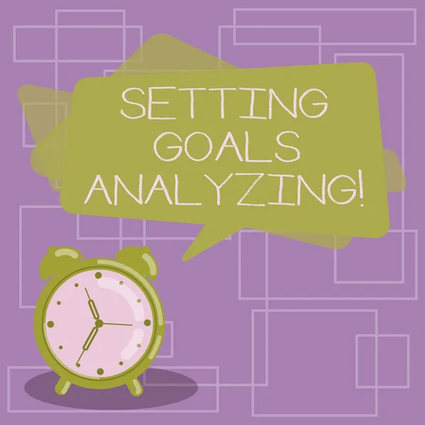 Text sign showing Setting Goals Analyzing. Conceptual photo Helped to be realistic about what can really achieve Blank Rectangular Color Speech Bubble Overlay and Analog Alarm Clock. — Stock Photo, Image