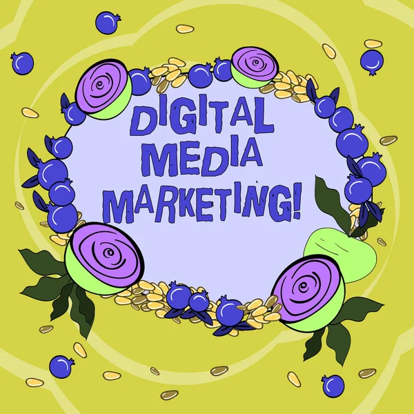 Texto de caligrafia Marketing de Mídia Digital. Conceito significado Uso de inúmeras táticas digitais e canais Floral grinalda feita de sementes minúsculas pequena romã brilhante e beterraba cortada . — Fotografia de Stock