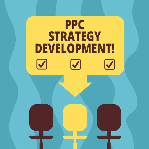 Conceptuele hand schrijven Ppc strategie ontwikkeling tonen. Zakelijke foto presentatie om een actieplan te bouwen effectieve Ppc ruimte kleur pijl wijst naar één van de drie draaibare stoelen. — Stockfoto