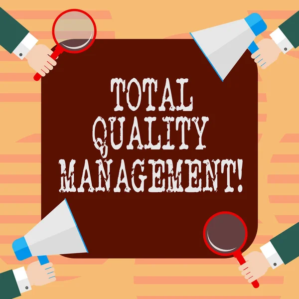 Word pisanie tekstu Total Quality Management. Koncepcja biznesowa dla procesu ciągłego doskonalenia organizacji Hu analizy każdego szkła powiększającego trzymając ręce i megafon na 4 rogi. — Zdjęcie stockowe