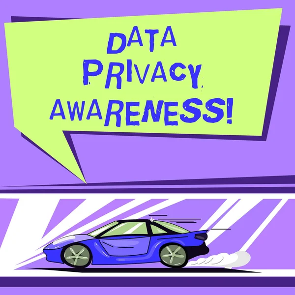 Texto de escritura de palabras Conciencia de privacidad de datos. Concepto de negocio para respetar la privacidad y proteger lo que compartimos en línea Coche con icono de movimiento rápido y humo de escape Burbuja de voz de color en blanco . —  Fotos de Stock