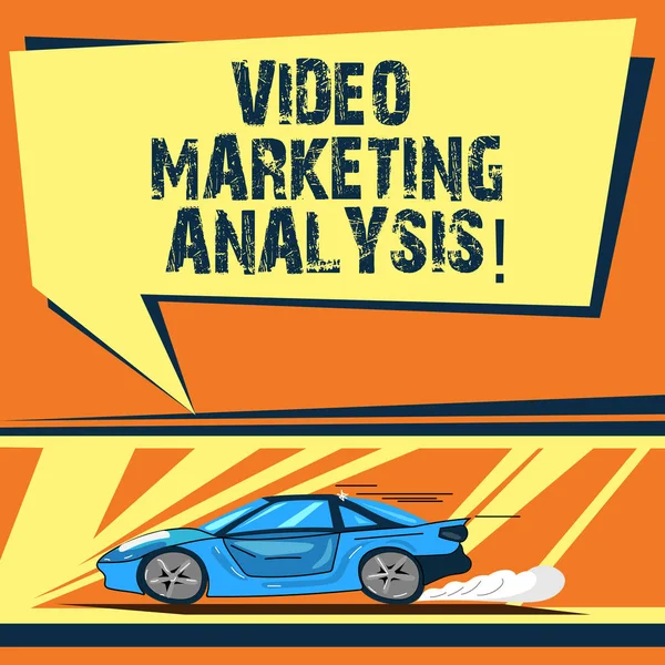 Writing Obs visar Video marknadsföring analys. Företag foto skylta programvara som centralisera och leverera video online bil med snabb rörelse ikon och evakuera rök pratbubblan. — Stockfoto