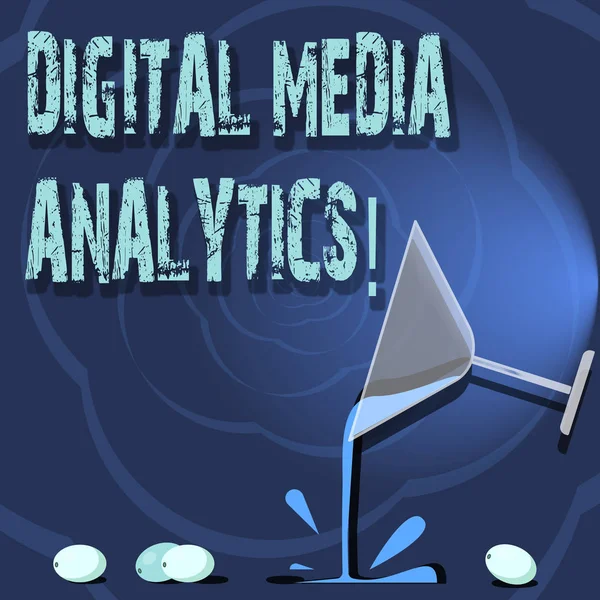 Ecriture conceptuelle montrant Digital Media Analytics. Photo d'affaires montrant l'analyse des informations provenant d'une entreprise Cocktail Verre à vin Verser avec éclaboussures de raisins et d'ombre . — Photo