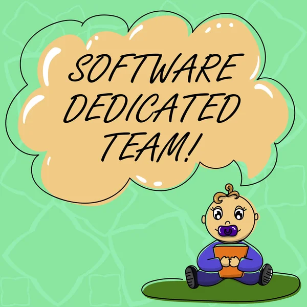 Word のテキストを書き込むソフトウェア専用のチーム。おしゃぶり本と空の色雲の吹き出しの敷物の上に赤ちゃんが座っているアプリ ・ web 開発ビジネス アプローチのビジネス コンセプト. — ストック写真