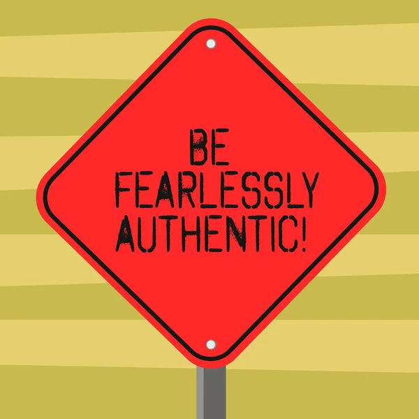 Signo de texto mostrando Be Fearlessly Authentic. Foto conceptual enviar mensajes dirigidos a las horas designadas Forma de diamante en blanco Color Carretera Señalización de advertencia con una pierna Stand foto . — Foto de Stock