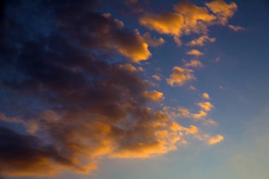 Havadan görünümü Corfu Yunanistan en güzel koyu. Bulutlu bir mavi gökyüzü altında ünlü Akdeniz Adası'nın simgesel yapı. Yemyeşil ağaçların görkemli Panorama.