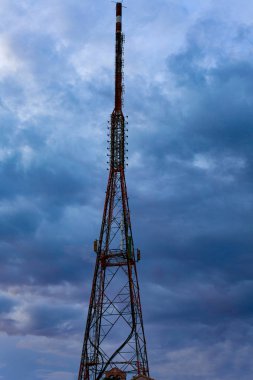 Bir haç şeklinde ayakta Kulesi Steelframe. Dikey yapısı Guy kablo Wire tarafından desteklenen. Çimentolu tablası üzerinde duran bitkiler Surround dinsel simge/ikon.