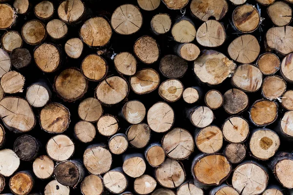 Фон сухих подрібнених колод дров, складених один на одного в купі — стокове фото