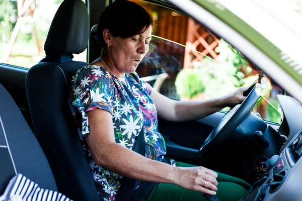 Žena středního věku, řídí moderní auto. Řidič přesvědčen dáma zapojení shift gear pohyb vozidla. Moderní životní styl. Cestování a volný čas. — Stock fotografie