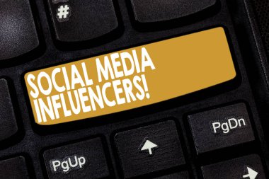 Metin sosyal medya Influencers yazılı kelime. Kim onların bilgi klavye tuşuna basarak tuş takımı fikir bilgisayar ileti oluşturmak için niyet bir üne sahiptir göstermek için iş kavramı.