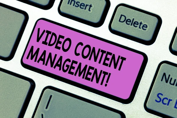 Rukopis textu psaní Video Content Management. Koncept význam posouzení jednotlivých s je reakcí na produktu klávesy záměr vytvořit počítač zprávy stisknutí klávesy klávesnice idea. — Stock fotografie