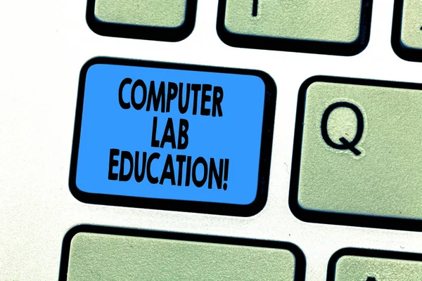 컴퓨터 연구소 교육을 보여주는 텍스트 기호. 개념 사진 방 또는 학교 키보드 키 누르면 키패드 아이디어 컴퓨터 메시지 작성 하는 의도에서 컴퓨터 사용을 갖춘 공간. — 스톡 사진