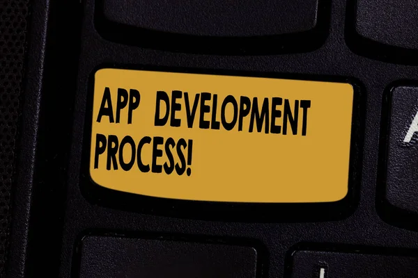 Tekst bord waarin App ontwikkelingsproces. Conceptuele foto voorspelling van aanstaande transacties van een toets op het toetsenbord product willen maken van computer bericht op idee van het toetsenbord te drukken. — Stockfoto