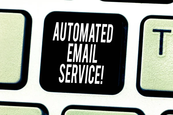 Znak tekstowy Wyświetlono zautomatyzowane usługi E-mail. Koncepcyjne zdjęcie automatyczne decyzje w oparciu o dane duży klawisz na klawiaturze zamiar utworzyć wiadomość komputer naciskając klawisz klawiatury, pomysł. — Zdjęcie stockowe