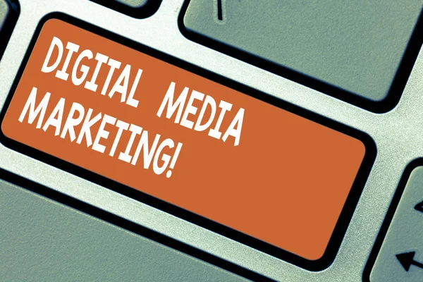 Текст для записи слов Digital Media Marketing. Бизнес-концепция для использования многочисленных цифровых тактик и каналов для создания идеи нажатия клавиатуры на сообщение компьютера . — стоковое фото