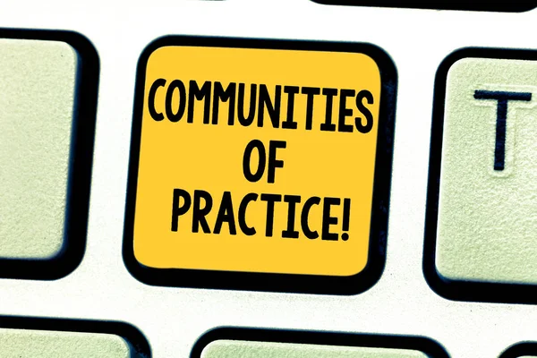 Wortschreibgemeinschaften der Praxis. Geschäftskonzept für eine Gruppe von Zeigenden, die ein Handwerk oder einen Beruf teilen, Tastatur-Schlüsselabsicht, Computer-Nachricht zu erstellen, die Tastatur-Idee drückt. — Stockfoto