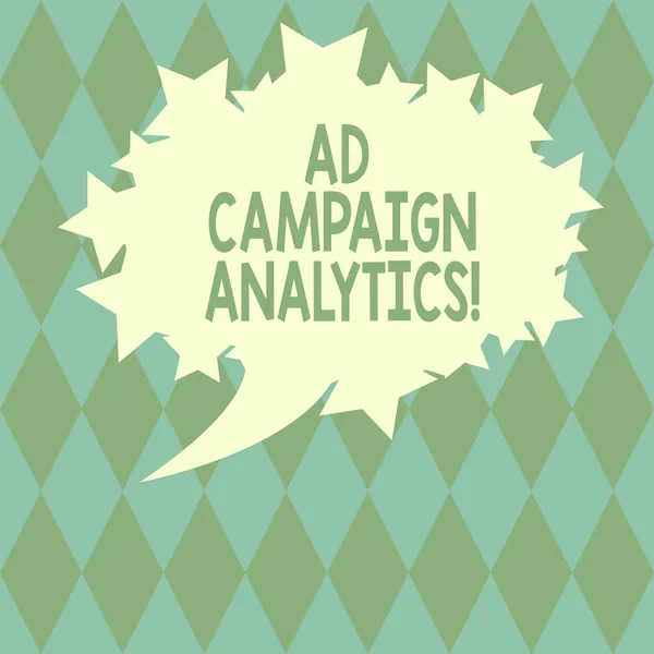 A kézírás szöveg írása hirdetési kampány Analytics. Koncepció értelmében monitor kampányok és saját eredményeiket üres ovális színes beszéd buborék csillagok körvonalként fotó szöveg tér. — Stock Fotó