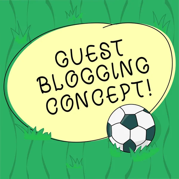 Texto de escritura de palabras Guest Blogging Concept. Concepto de negocio para escribir una entrada de blog que se publicará en otro blog Fútbol bola en la hierba y en blanco esbozado redondo Color Forma foto . —  Fotos de Stock