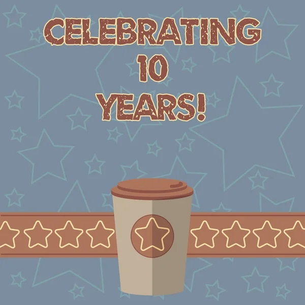 Scrittura di testo a mano Celebrare 10 Anni. Concetto significato Commemorare un giorno speciale Anniversario Decennale 3D Caffè To Go Cup con coperchio coperchio e stelle sulla striscia Spazio di testo vuoto . — Foto Stock
