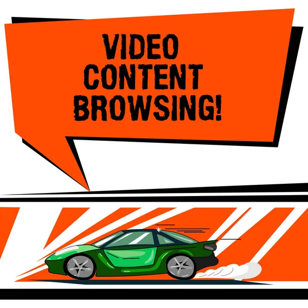 Word Writing Text Video Content Browsing. Business-Konzept für das Abschöpfen von Videoinhalten, um das Auto mit schneller Bewegung Symbol und Auspuff-Rauch leere Farbe Sprechblase zu befriedigen. — Stockfoto