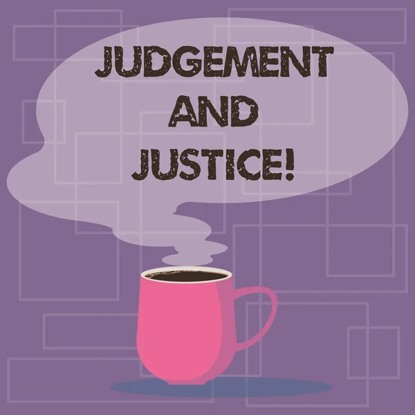 Пишу записку, показывающую Суд и Справедливость. Система демонстрации бизнес-фото законов в стране, где судьи показывают кружку горячего кофе с иконкой "Bubble Steam" . — стоковое фото