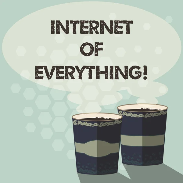 Wortschreibtext Internet von allem. Business-Konzept für das Netzwerk der Dinge interagieren und miteinander verbinden zwei to-go-Tasse mit Getränken und Dampf-Symbol leere Sprechblase Foto. — Stockfoto