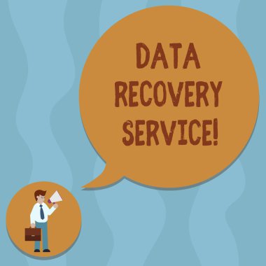 Kavramsal el gösterilen veri kurtarma hizmeti yazma. Erişilemez ya da kayıp veri adam taşıyan evrak çantası elinde megafon konuşma balonu alma işlemi vitrine iş fotoğraf.