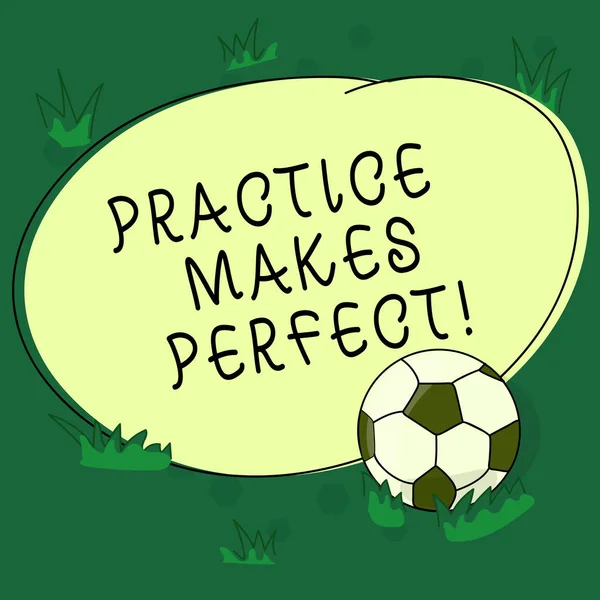 Signo de texto que muestra Practice Makes Perfect. Foto conceptual Ejercicio regular de la habilidad para convertirse en experto en él Pelota de fútbol en la hierba y en blanco Delineado de color redondo Forma foto . — Foto de Stock