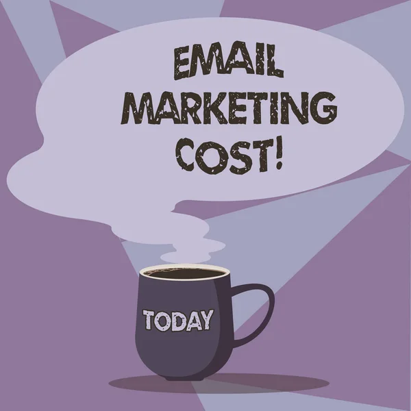 Nota de Escritura mostrando el Costo del Email Marketing. Exhibición de fotos de negocios Es el precio para el envío de mil mensajes de correo electrónico Taza de café caliente con el color en blanco Discurso Burbuja Icono de vapor . — Foto de Stock