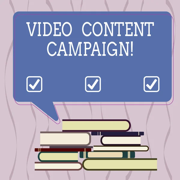 Концептуальный почерк, показывающий кампанию видео контента. Интеграция привлечения видео в маркетинговые кампании Неравномерная куча жестких книг и прямоугольный пузырь речи . — стоковое фото