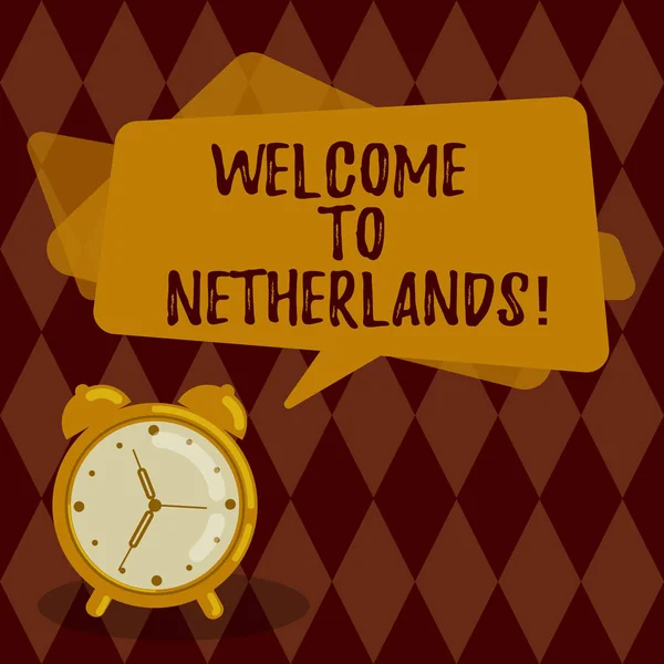 Conceptuele hand schrijven tonen Welkom naar Nederland. Zakelijke foto presentatie van warme groet aan de bezoekers van Nederland rechthoekige toespraak Bubble Overlay en Analog Alarm Clock. — Stockfoto