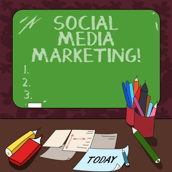 Word Writing Text Social Media Marketing. Business-Konzept für die Nutzung von Social-Media-Plattformen, um Produkte zu fördern, die mit Kreide und Schreibgeräten auf Tafeln montiert sind. — Stockfoto