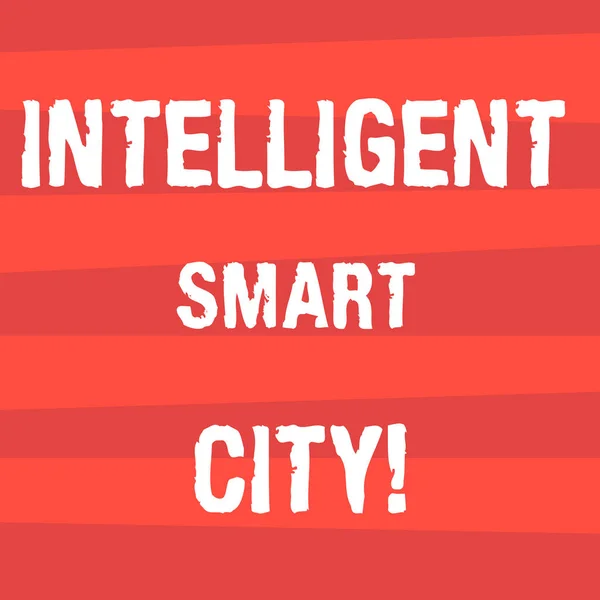 Manuscrito de texto escrita Intelligent Smart City. Conceito significado A cidade que tem uma infra-estrutura de energia mais inteligente Foto de faixa de meio tom Padrão de linhas horizontais em espaço de cores alternativo . — Fotografia de Stock